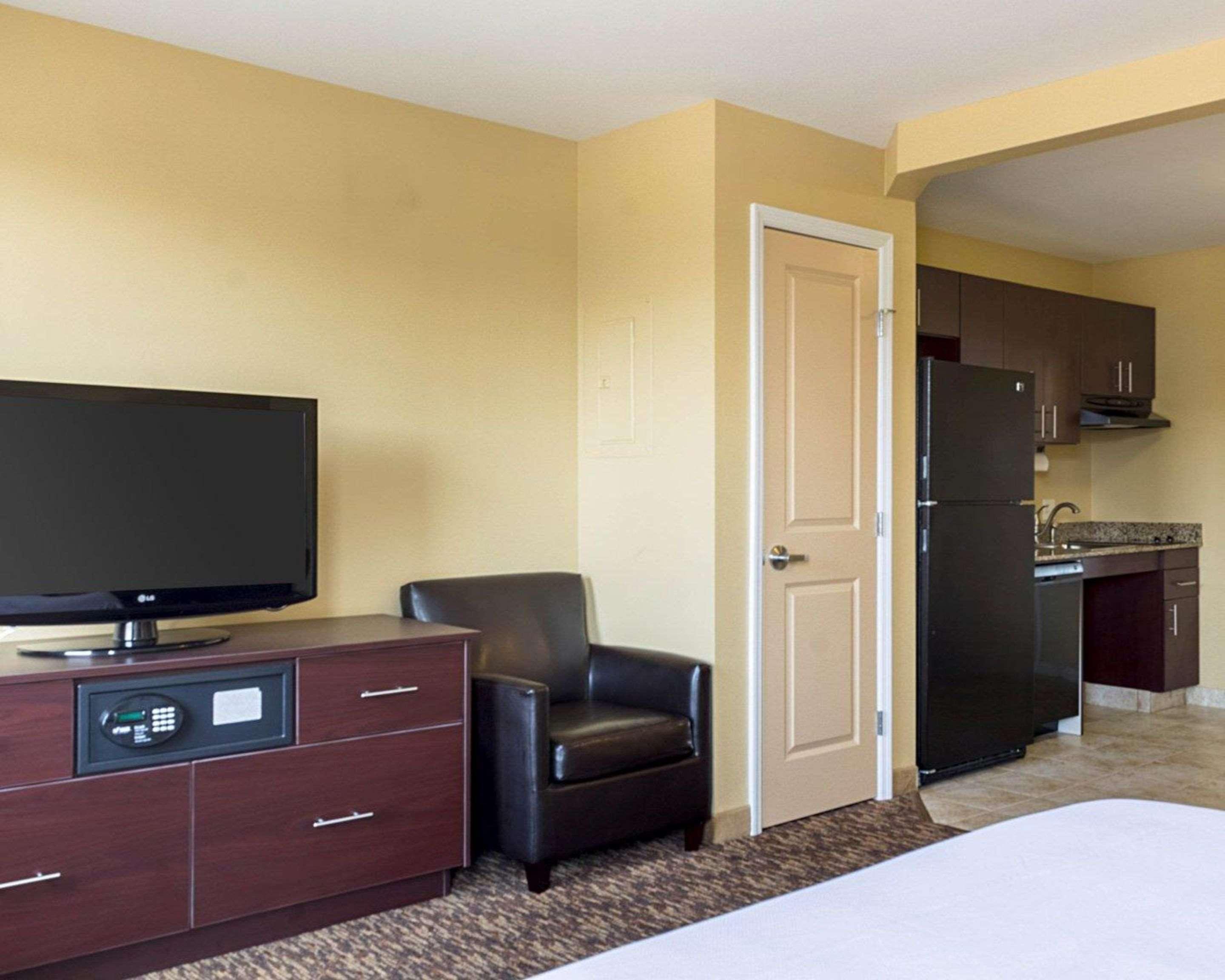 Mainstay Suites Minot Exterior photo