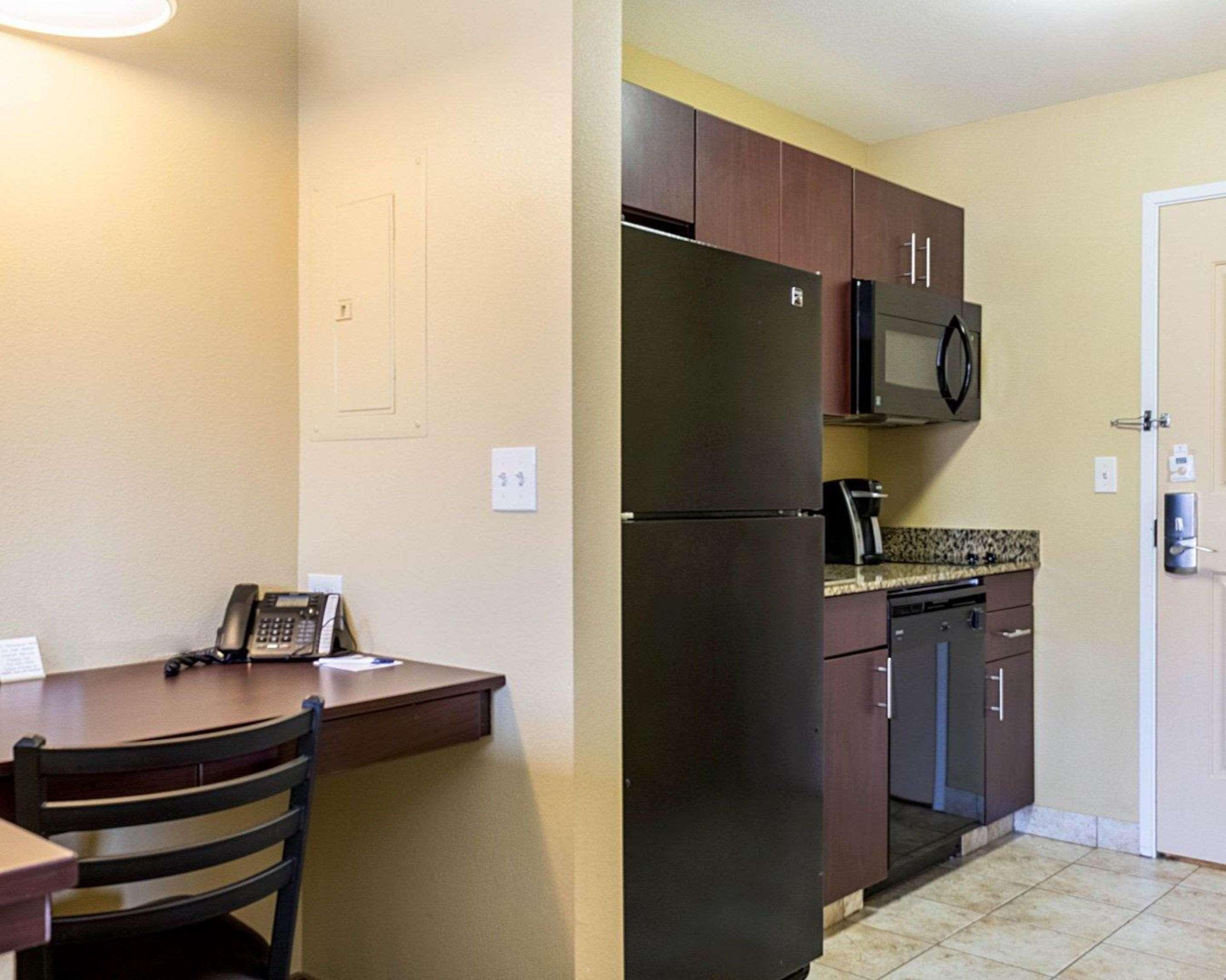 Mainstay Suites Minot Exterior photo