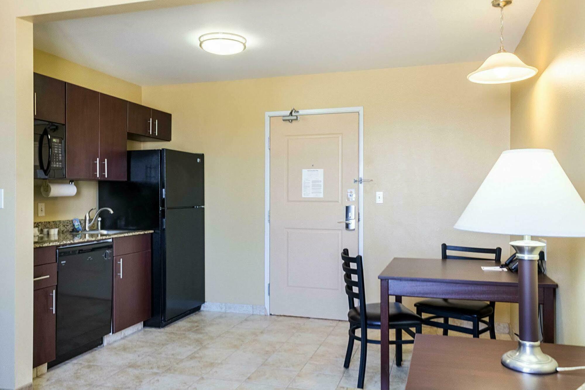 Mainstay Suites Minot Exterior photo