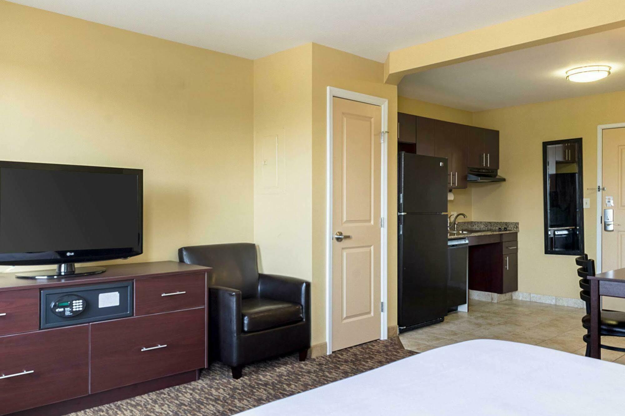 Mainstay Suites Minot Exterior photo